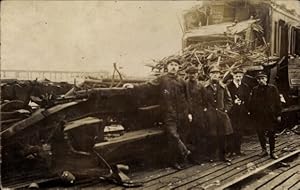 Foto Ansichtskarte / Postkarte Verkehrsunfall, Eisenbahn, Bahnschienen, Schaffner, Soldaten