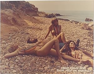 Bild des Verkufers fr Robinson and His Tempestuous Slaves [Trois filles nues dans l'le de Robinson] (Collection of five original oversize photographs from the 1972 film) zum Verkauf von Royal Books, Inc., ABAA