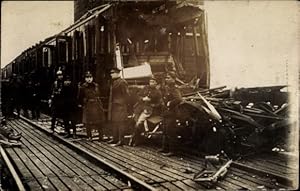 Foto Ansichtskarte / Postkarte Verkehrsunfall, Eisenbahn, Bahnschienen, Schaffner, Soldaten