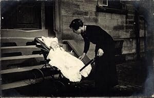 Foto Ansichtskarte / Postkarte Frau mit Kind im Kinderwagen, Treppen