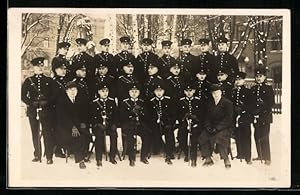 Foto-Ansichtskarte Gruppenbild von Polizisten im Schnee