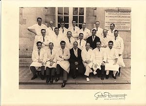 Photographie de groupe d'une équipe médicale hospitalière [Hôpital Saint-Louis, circa 1950?]