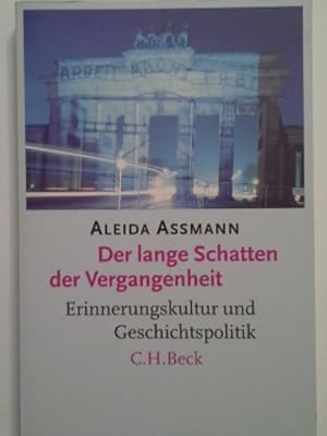 Immagine del venditore per Der lange Schatten der Vergangenheit : Erinnerungskultur und Geschichtspolitik. venduto da Herr Klaus Dieter Boettcher