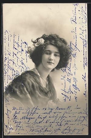 Ansichtskarte Schöne junge Frau mit Rosen im Haar und schwarz-transparentem Tuch