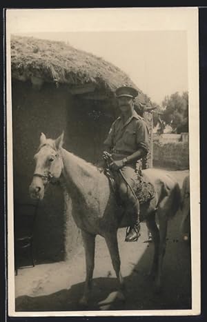 Postcard Britischer Soldat in Uniform zu Pferd
