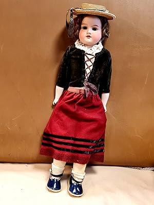 Mädchenpuppe: Große antike Puppe um 1900 mit rotem Rock, schwarzer Samtjacke und Strohhut. Mit Po...