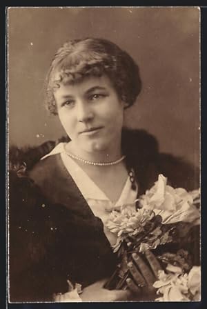 Ansichtskarte Junge Frau mit Perlenkette und Blumenstrauss im Pelz