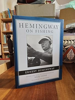 Bild des Verkufers fr Hemingway on Fishing zum Verkauf von Nash Books