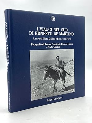 Immagine del venditore per I VIAGGI NEL SUD DI ERNESTO DE MARTINO. Fotografie di Arturo Zavattini, Franco Pinna e Ando Gilardi. venduto da Libreria antiquaria Dedalo M. Bosio