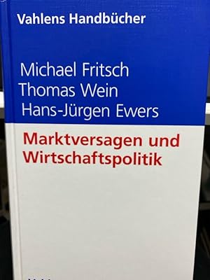 Imagen del vendedor de Marktversagen und Wirtschaftspolitik : mikrokonomische Grundlagen staatlichen Handelns. Wirtschaftspolitische Eingriffe des Staates werden hufig damit begrndet, dass der Markt versagt und deshalb Korrekturen erforderlich seien. Das Buch bietet eine umfassende und systematische Darstellung der verschiedenen Anstze zu einer mikro-konomischen Theorie des Marktversagens. Dabei wird jeweils ausfhrlich auf die Notwendigkeit wirtschaftspolitischer Manahmen sowie auf instrumentelle Alternativen eingegangen. Darauf aufbauend behandelt das Buch die Grundzge der konomischen Theorie des Staates und der Politik. Fr Studierende der Wirtschaftswissenschaften an Universitten und Fachhochschulen. a la venta por bookmarathon