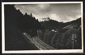 Ansichtskarte Hrad Pernstejn, Partie an der Bahnstrecke, Schlossblick