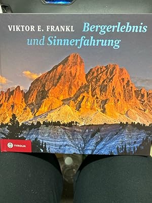 Bild des Verkufers fr Bergerlebnis und Sinnerfahrung.  Muss man sich denn alles von sich gefallen lassen? Kann man nicht strker sein als seine Angst?" Frankl beschreibt mit ebenso einfachen wie tiefgehenden persnlichen Worten das Bergerlebnis als eine Schule, die  die Trotzmacht des Geistes" gegenber eigenen ngsten und Schwchen frdert und eine moderne, skulare Form der Askese bietet, die inmitten einer oft krankmachenden berflussgesellschaft Frustrationstoleranz lehrt und die Erfahrung, dass Zielorientiertheit, Anstrengung und Ausdauer beglcken. Denn das ist die Frage, die Viktor Frankl bewegt: Wie unser Leben heute als sinnvoll und erfllend gelebt werden kann. Es geht um  die Taten, die wir gesetzt, die Lieben, die wir geliebt, und die Leiden, die wir mit Wrde und Tapferkeit erlitten haben". Diese ebenso authentische wie ermutigende Botschaft Frankls ist lngst ein unverzichtbarer Klassiker der Bergliteratur. Die eindrucksvollen Naturaufnahmen des Fotografen Christian Handl machen dieses wichtig zum Verkauf von bookmarathon