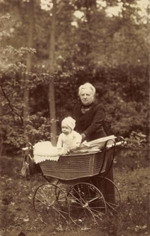 Foto Ansichtskarte / Postkarte Frau mit Baby im Kinderwagen, Portrait, Wald