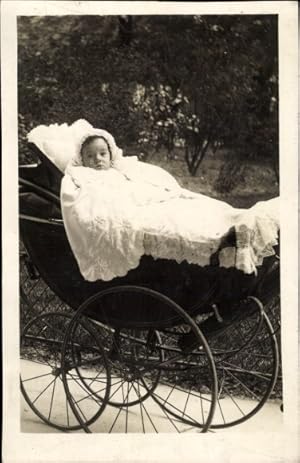 Foto Ansichtskarte / Postkarte Baby im Kinderwagen, Portrait