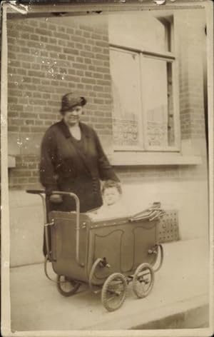 Foto Ansichtskarte / Postkarte Frau mit Kind im Kinderwagen, Portrait, Baby