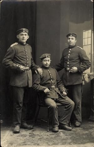 Foto Ansichtskarte / Postkarte Drei deutsche Soldaten in Uniformen, Portrait
