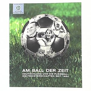 Bild des Verkufers fr Am Ball der Zeit. Deutschland und die Fuball-Weltmeisterschaften seit 1954. zum Verkauf von Leserstrahl  (Preise inkl. MwSt.)