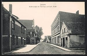 Ansichtskarte Lessen, Kirchenstrasse mit Pfarrhaus und kath. Kirche