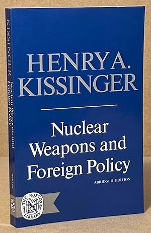 Bild des Verkufers fr Nuclear Weapons and Foreign Policy zum Verkauf von San Francisco Book Company