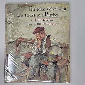 Imagen del vendedor de The Man Who Kept His Heart in a Bucket a la venta por Cross Genre Books