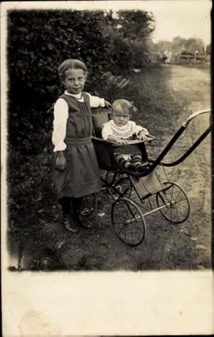 Foto Ansichtskarte / Postkarte Geschwister, Baby im Kinderwagen, Portrait