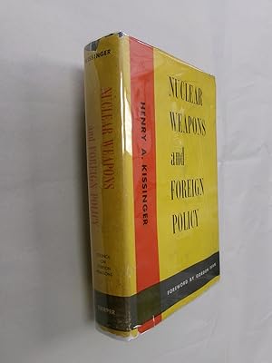 Imagen del vendedor de Nuclear Weapons and Foreign Policy a la venta por Barker Books & Vintage