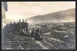 Ansichtskarte Skopje / Ueskueb, Soldaten geniessen den Ausblick von der Moschee