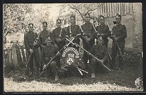 Foto-Ansichtskarte Soldaten mit Bajonetten und Schild Grenzbesetzung 1914