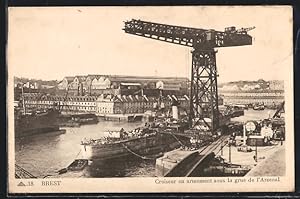 Carte postale Brest, Croiseur en armement sous la grue de l`Arsenal