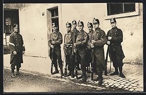 Foto-Ansichtskarte Gruppe junger Soldaten vor einem Haus