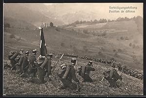 Ansichtskarte Verteidigungsstellung, Soldaten in einer Hügellandschaft