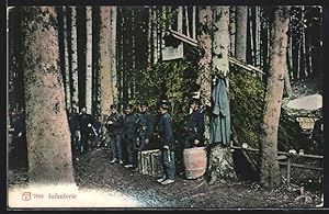 Ansichtskarte Infanterie-Soldaten vor einem Unterstand im Wald