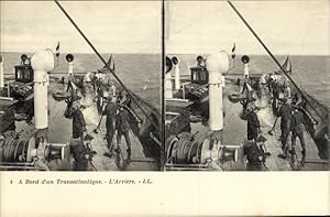Stereo Ansichtskarte / Postkarte Dampfer, Seeleute schrubben das Deck