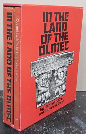 In the Land of the Olmec {Two Volume Boxed Set}; Volume 1: The Archaeology of San Lorenzo Tenocht...