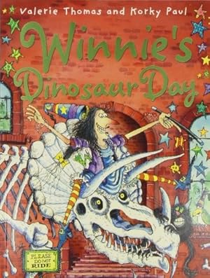 Imagen del vendedor de Winnie's Dinosaur Day a la venta por WeBuyBooks