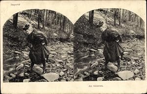 Stereo Ansichtskarte / Postkarte Frau durchquert einen Bach