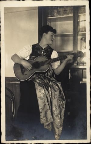 Foto Ansichtskarte / Postkarte Junge Frau in Volkstracht spielt Gitarre