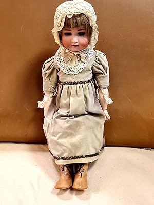Mädchenpuppe: Große antike Porzellanpuppe um 1910 mit grauem Samtkleid mit Spitzenkragen und Meta...