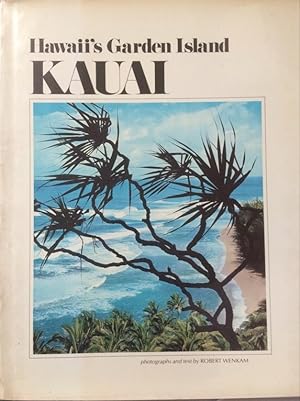 Bild des Verkufers fr Kauai: Hawaiis Garden Island. Photographs and text by Robert Wenkam. zum Verkauf von Bcher bei den 7 Bergen