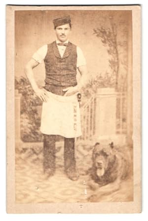 Bild des Verkufers fr Fotografie unbekannter Fotograf und Ort, Fleischer / Metzger mit seinem Bluthund zu Fssen zum Verkauf von Bartko-Reher