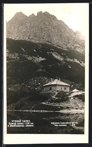 Ansichtskarte Bedrichovou chatou, Berghütte vor einem Felsmassiv