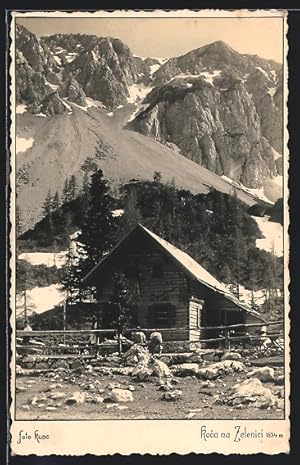 Ansichtskarte Koca na Zelenici, Berghütte gegen ein Gebirgsmassiv