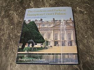Image du vendeur pour The Gardens And Parks At Hampton Court Palace mis en vente par M & P BOOKS   PBFA MEMBER