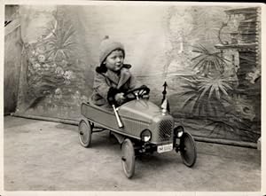 Foto Junge in einem Spielzeugauto, Portrait