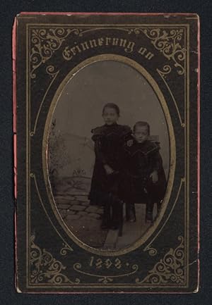 Fotografie Ferrotypie zwei kleine Mädchen in dunkeln Samtkleidern, im Passepartout Erinnerung an ...