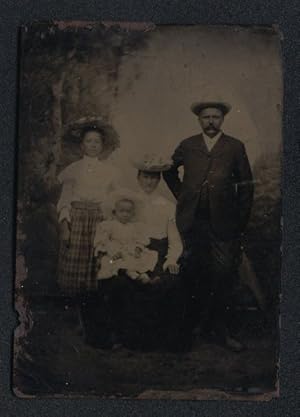 Fotografie Ferrotypie Mutter und Vater mit ihren beiden Töchtern in Sommerkleidern