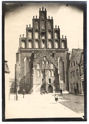 Fotografie W. Apel, Berlin, Ansicht Sorau / Niederlausitz, Platz vor der Stadtpfarrkirche