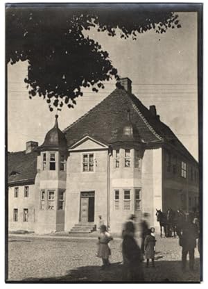 Fotografie W. Apel, Berlin, Ansicht Königsberg / Neumark, Stadthaus / Villa mit Strasseneck