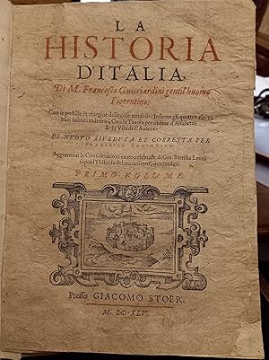 Immagine del venditore per La historia d'Italia, di M. Francesco Guicciardini gentil'huomo fiorentino: con le postille in margine delle cose notabili: insieme gli quattro vltimi libri lasciati indietro, con la tavola per ordine Alfabetico, e la vita dell'autore. Di nuovo riveduta et corretta per Francesco Sansouino. Aggiuntevi le Considerationi celebrate di Gio. Battista Leoni sopra l'historia del medesimo Guicciardini. Primo-secondo volume. (Pubblicato con:) Considerationi di Gio. Battista Leoni, sopra l'Historia d'Italia di M. Francesco Guicciardini, di nuovo ristampate. Aggiuntovi un libro, che  il terzo in ordine, tralasciato nella prima editione per esser imperfetto. venduto da Libreria Emiliana snc