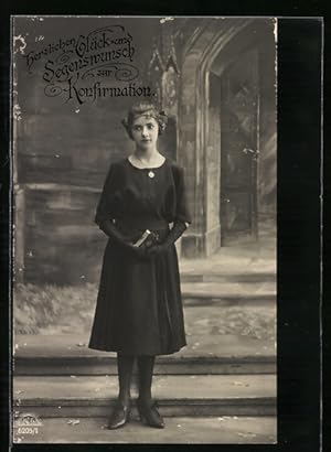 Ansichtskarte Junge Dame im schwarzen Kleid bei ihrer Konfirmation